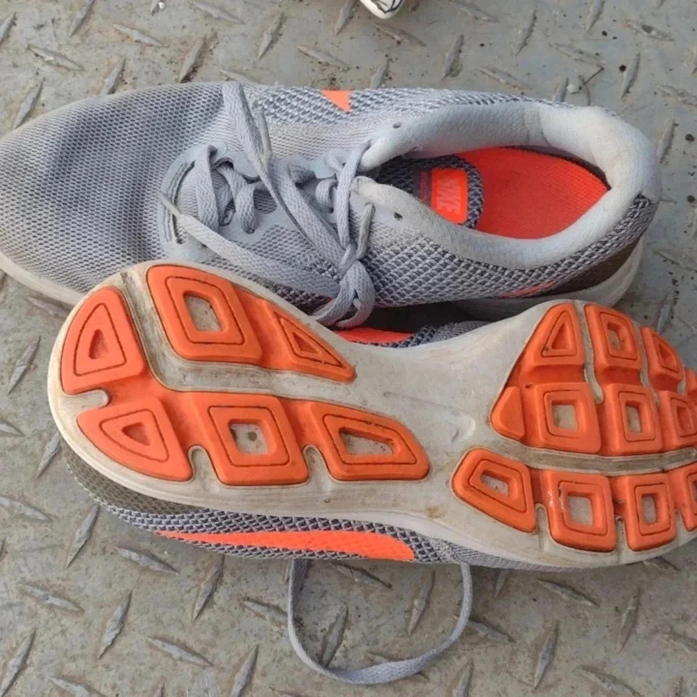 😃Nike Shoes - Picture 2 of 3